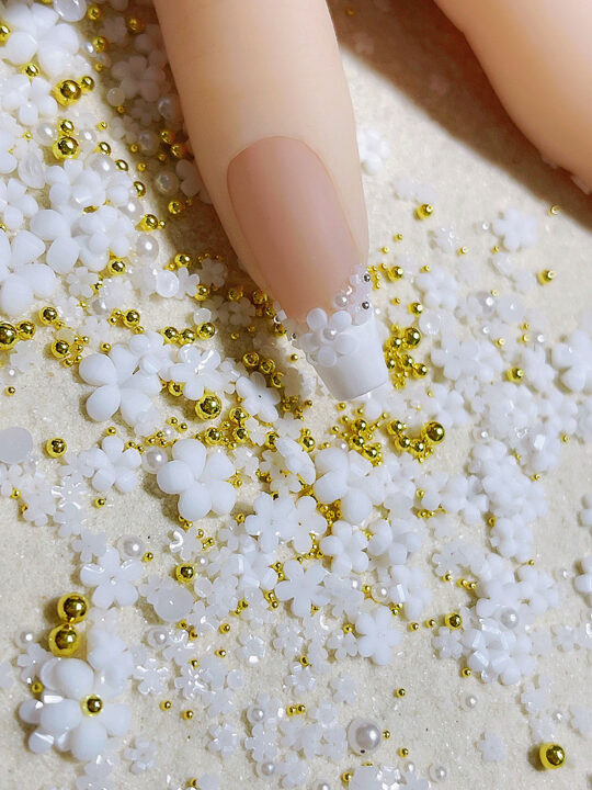 3D White Flower Nail Art Charm Decoration Nail Flower Pearl Golden Caviar Beads Acrylic Nail Art Stud